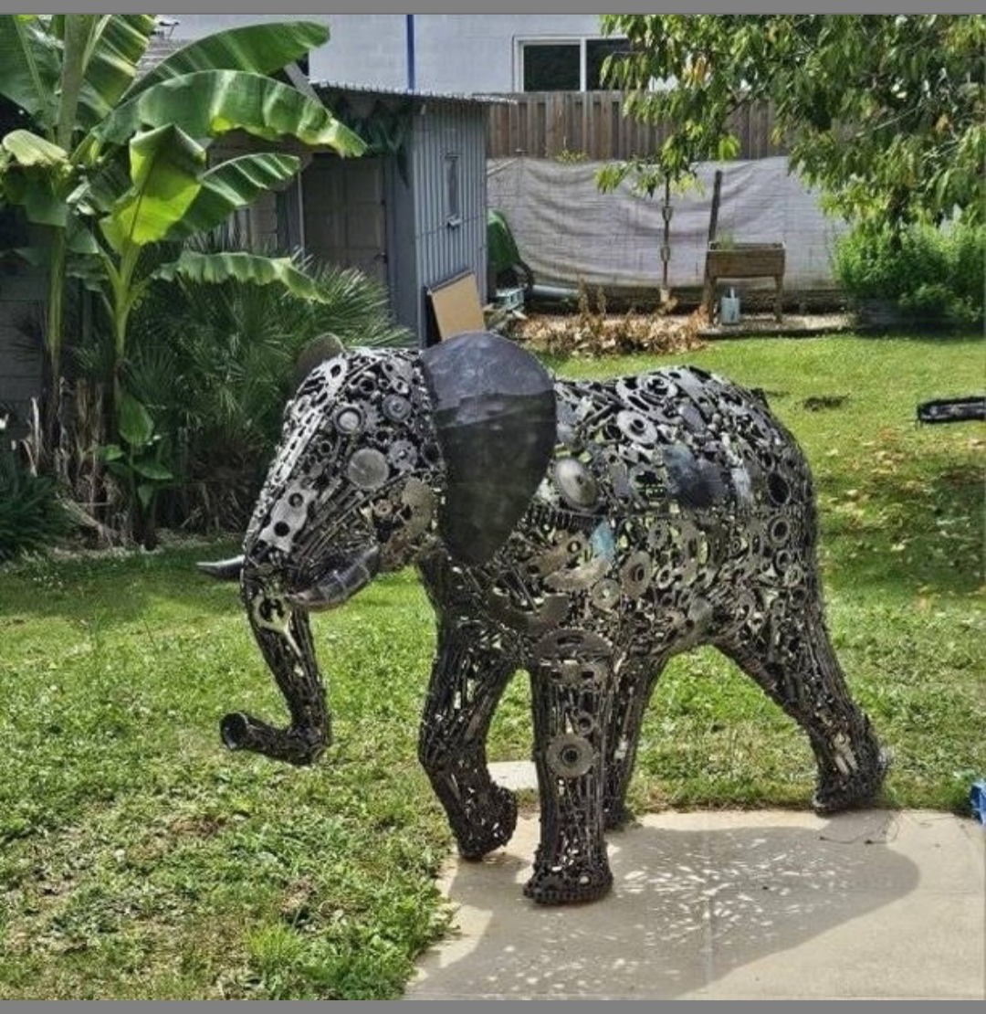 Éléphant sculpté en pièces métalliques recyclées